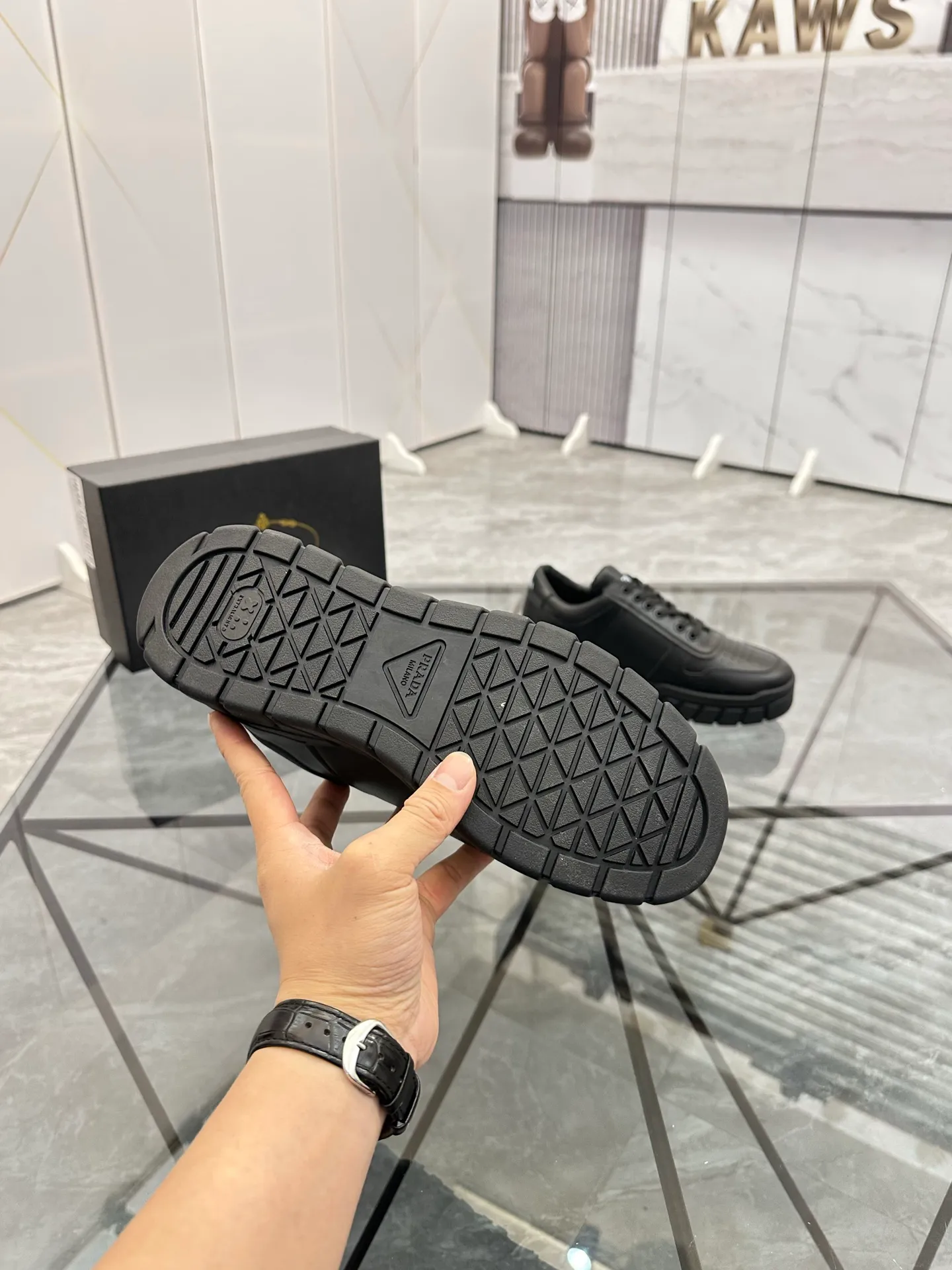 Men's shoes: 💰P420¥ Product trademark: Prada *"Prada*" low-top casual shoes Regular size: 38-44 (can be customized to 45) Product materials: imported cowhide upper, sheepskin lining, original outsole. Number: 020